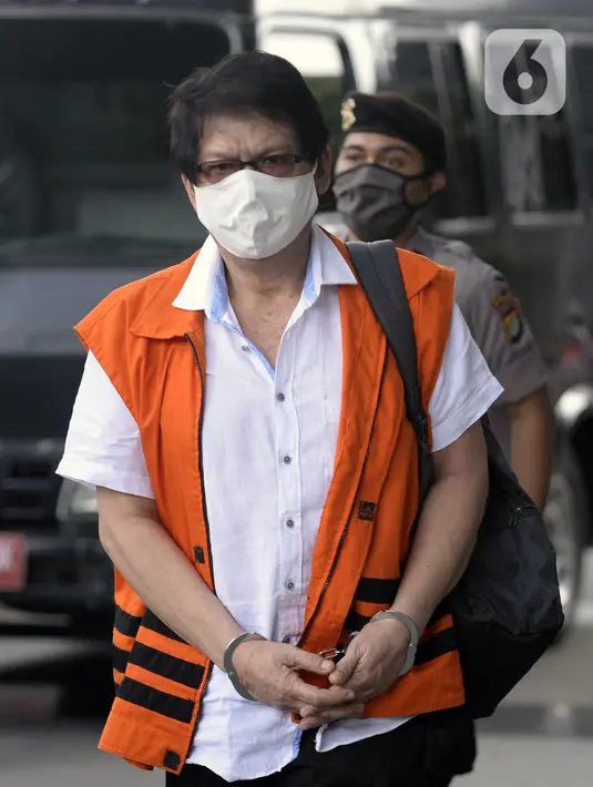 Mantan Kadis DPKAD Pemkot Bandung Herry Nurhayat tiba di Gedung KPK, Jakarta, Senin (22/6/2020). Herry akan menjalani persidangan secara online terkait dugaan korupsi pengadaan tanah untuk ruang terbuka hijau di lingkungan Pemerintah Kota Bandung Tahun 2012-2013. (merdeka.com/Dwi Narwoko)
