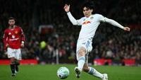 Gelandang Leeds United asal Jepang, Ao Tanaka, mengontrol bola saat menghadapi Manchester United di Old Trafford, 13 April 2026. (Paul ELLIS / AFP)