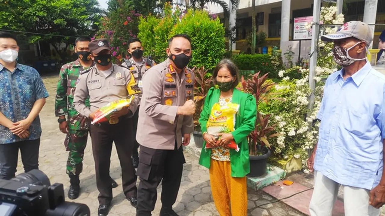 Kepala Polresta Pekanbaru Komisaris Besar Pria Budi menyerahkan bantuan beras kepada warga terdampak Covid-19.