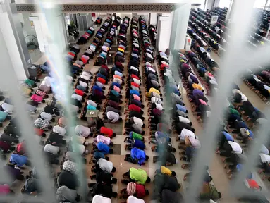 Umat Muslim Malaysia melaksanakan Salat Jumat pertama di bulan suci Ramadan di Masjid Tuanku Mizan Zainal Abidin di Putrajaya, Malaysia, Jumat (2/6). (AFP PHOTO / Manan VATSYAYANA)
