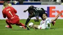 Striker Ajax Amsterdam, Bertrand Traore, berebut bola dengan bek Olympique Lyon, Jeremy Morel, pada laga semifinal Liga Europa di Stadion Parc Olympique Lyonnais, Kamis (12/05/2017). Lyon menang dengan skor 3-1. (AFP/Jeff Pachoud)