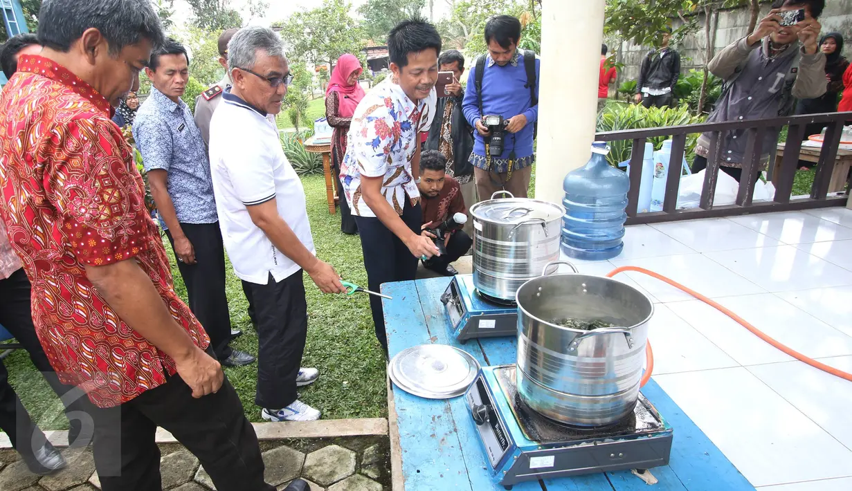 Wali Kota Depok Muhammad Idris (ketiga kiri) meninjau uji coba kompor gas yang menggunakan bahan bakar gas metan dari instalasi Tempat Pembuangan Akhir (TPA) Cipayung, Depok, Jawa Barat, Jumat (3/6). (Liputan6.com/Immanuel Antonius)