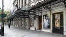Warga berjalan melewati Her Majesty's Theatre yang tutup di West End, London, Inggris, 12 Mei 2020. Sedikitnya 5.000 pekerja teater di Inggris kehilangan pekerjaan selama diberlakukannya kebijakan penutupan (shutdown) akibat merebaknya COVID-19. (Xinhua/Han Yan)