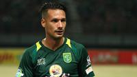 Gelandang Persebaya, Raphael Maitimo. (Bola.com/Aditya Wany)
