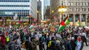 Bukan rahasia bahwa pemerintahan negara-negara Barat melayangkan dukungan tanpa pamrih terhadap Israel menyusul serangan Hamas akhir pekan lalu. Kendati demikian, tak semua masyarakatnya setuju dengan sikap itu. (Tyler Pasciak LaRiviere/Chicago Sun-Times via AP)