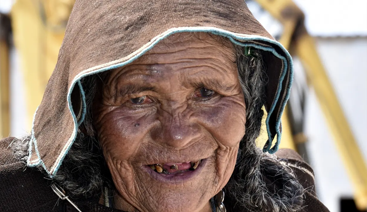 Seorang wanita pribumi mengenakan pakaian tradisional saat menghadiri upacara peresmian pemerintahan baru di masyarakat adat Uru Chipaya di Bolivia selatan (31/1). (AFP Photo/Aizar Raldes)