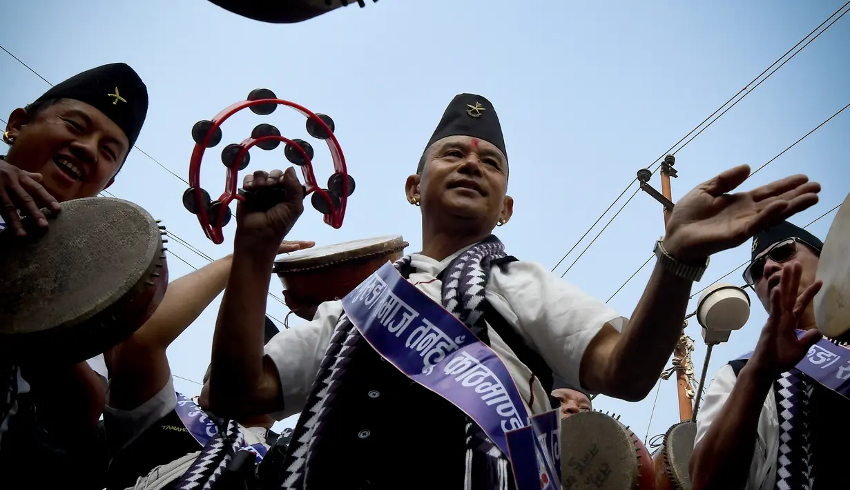 Anggota komunitas adat Gurung mengenakan pakaian tradisional saat mengikuti upacara perayaan Tahun Baru 'Tamu Lhosar' di Kathmandu, Nepal (30/12/2022). Acara itu digelar untuk menyambut pergantian tahun. (AFP/Prakash Mathema)