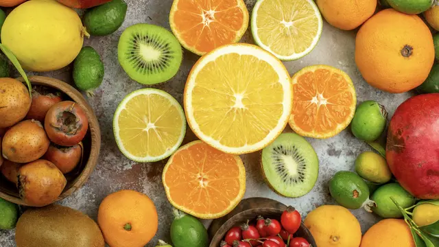 Buah seperti pepaya memiliki enzim papain yang membantu pencernaan protein dan mempercepat proses metabolisme.