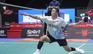 Aksi tunggal putra Indonesia, Jonatan Christie, pada babak pertama Singapore Open 2024 di Singapore Indoor Stadium, Rabu (29/5/2024). (Bola.com/PBSI)