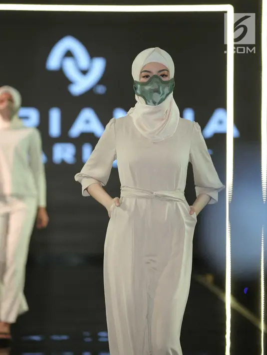 Model mengenakan busana desainer Andrianna Yariqa dari Singapore dalam Jakarta Modest Fashion Week di Gandaria City, Jakarta, Kamis (26/7). Pagelaran ini juga diikuti 21 negara dari benua Australia, Eropa, Asia dan Afrika. (Liputan6.com/Faizal Fanani)