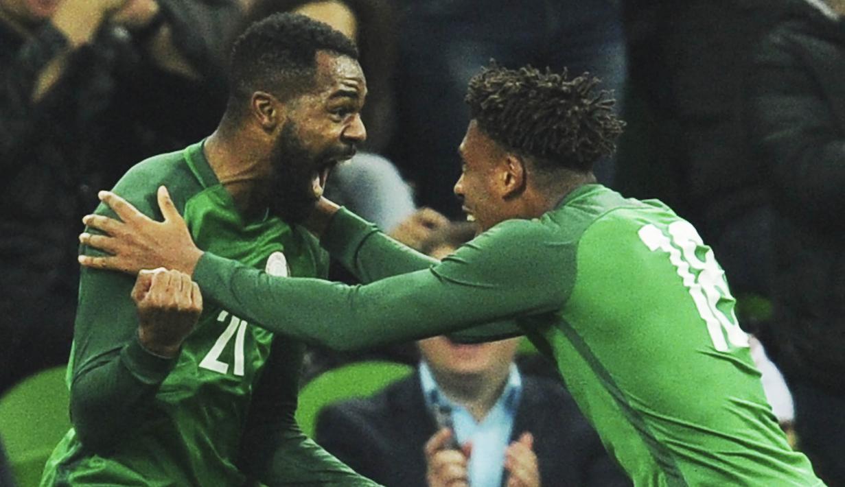 Pemain Nigeria, Brian Idowu dan Alex Iwobi merayakan gol saat melawan Argentina pada laga persahabatan di Stadion FK Krasnodar, Rabu (15/11/2017). Argentina kalah 2-4 dari Nigeria. (AP/Sergey Pivovarov)