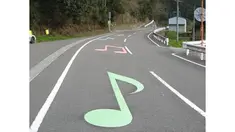 Para pengendara mobil akan merasa terhibur dan tak bosan jika melintas di jalan-jalan unik ini.