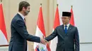 Menteri Luar Negeri Indonesia, Sugiono (kiri) berjabat tangan dengan Menteri Luar Negeri dan Urusan Eropa Republik Slovakia, Juraj Blanar, saat pertemuan mereka di Gedung Pancasila, Kementerian Luar Negeri, Jakarta, Selasa (3/2/2026). Menteri Luar Negeri Indonesia, Sugiono menerima kedatangan Menteri Luar Negeri Slovakia, Juraj Blanar, di Gedung Pancasila, Kementerian Luar Negeri, Jakarta. (BAY ISMOYO/AFP)