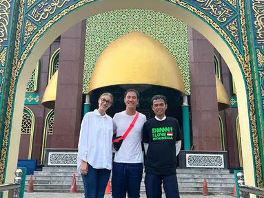 Ustaz Abdul Somad, mengajak VJ Daniel dan Viola mengunjungi Masjid Raya 'Alam dan makam Sultan. (Foto: Instagram/@ustadzabdulsomad_official)