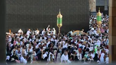 Para jemaah berdoa di depan Kabah di Masjidil Haram di kota suci Mekkah pada 21 Maret 2023. (AFP/Abdel Ghani)