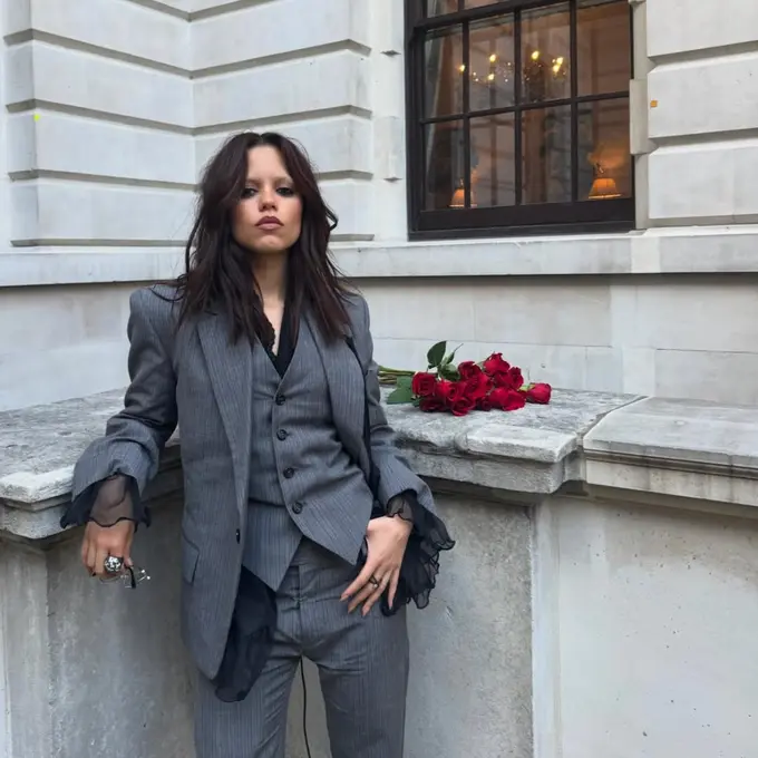 Jenna Ortega dan Gaya Androgini Penuh Sikap dalam Setelan Abu-Abu Ann Demeulemeester