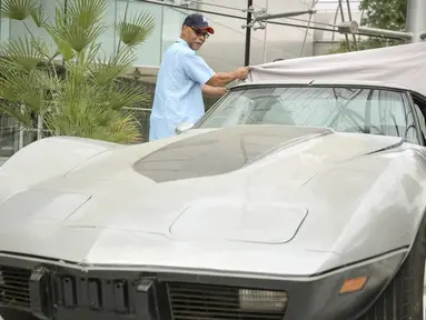 George Talley kembali menemukan mobil Chevrolet Corvette 1979 kesayangannya yang hilang 33 tahun lalu di Detroit, Michigan, Selasa (1/7/14). (REUTERS/John F. Martin)