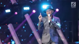 Musisi Anji tampil dalam malam puncak Hut SCTV ke-28 di ICE BSD, Tangerang, Jumat (24/8). Tema yang diusung dalam Hut ke-28 SCTV adalah The Greatest Celebration. (Liputan6.com/Faizal Fanani)