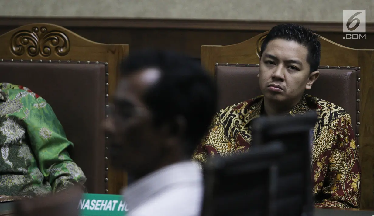 Wali Kota Kendari nonaktif, Adriatma Dwi Putra saat menjalani sidang lanjutan di Pengadilan Tipikor, Jakarta, Rabu (12/9). Sidang beragendakan mendengarkan keterangan saksi meringankan yang dihadirkan penasihat hukum. (Liputan6.com/Herman Zakharia)