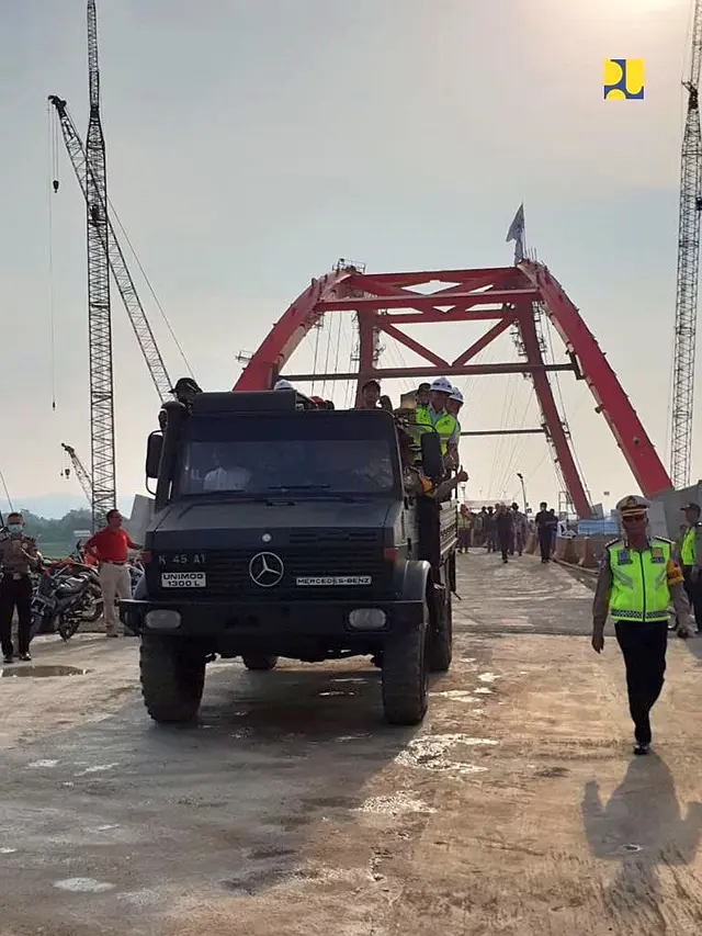 Sebagai tes kekuatan Jembatan Kali Kuto, Menteri PUPR Basuki Hadimuljono menaiki sebuah dump truck dengan bobot 16 ton melintasi jembatan. (Dok Kementerian PUPR)