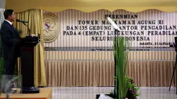 Ketua Mahkamah Agung RI Hatta Ali memberikan kata sambutan pada acara Peresmian Tower Mahkamah Agung RI dan 135 Pengadilan se-Indonesia secara simbolis di Gedung Mahkamah Agung, Jakarta, Selasa (31/01). (Liputan6.com/Johan Tallo)