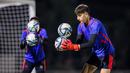 <p>Kiper Timnas Panama U-17, Said David (kanan) dan Manuel Romro saat melakukan latihan resmi menjelang matchday kedua Grup A Piala Dunia U-17 2023 melawan Timnas Indonesia U-17 di Lapangan Thor, Wonokromo, Surabaya, Minggu (12/11/2023). (Bola.com/Bagaskara Lazuardi)</p>