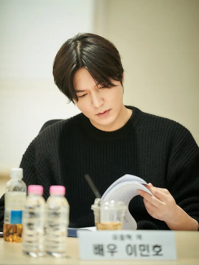 Lee Min Ho di momen reading film Omniscient Reader's Viewpoint. [Foto: Soompi]