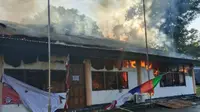Kebakaran melalap kantor Komisi Pemilihan Umum (KPU) Kabupaten Jayapura, Papua, Kamis pagi (17/8/2023). (Liputan6.com/ Dok Polres Jayapura)