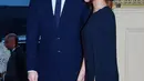 Pangeran Harry bersama tunangannya, Meghan Markle menghadiri konser perayaan ulang tahun Ratu Elizabeth di London, Sabtu (21/4). Di tangannya, Meghan memakai clutch box dari Naeem Khan dengan motif perbintangan. (ANDREW PARSONS/POOL/AFP)