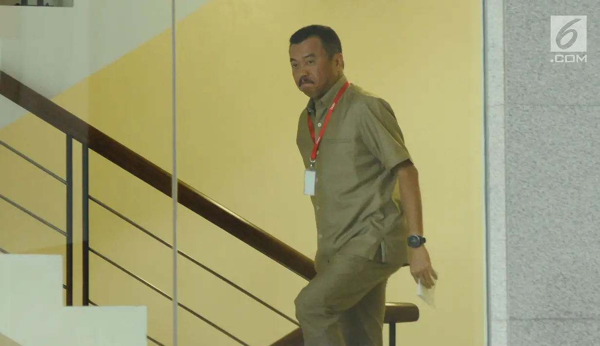 Rudi Alfonso bersiap menjalani pemeriksaan di gedung KPK, Jakarta, Rabu (1/11). Rudi Alfonso diperiksa sebagai saksi tersangka Markus Nari terkait kasus merintangi penyidikan, dan keterangan palsu pada sidang kasus e-KTP. (Liputan6.com/Helmi Fithriansyah)