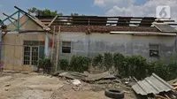 Kondisi atap dan bangunan rumah yang rusak diterjang angin puting beliung di Kaliabang Tengah, Kota Bekasi, Sabtu (24/10/2020). Menurut Badan Penanggulangan Bencana Daerah (BPBD) sebanyak 159 rumah terdampak puting beliung yang terjadi Jumat siang. (Liputan6.com/Herman Zakharia)