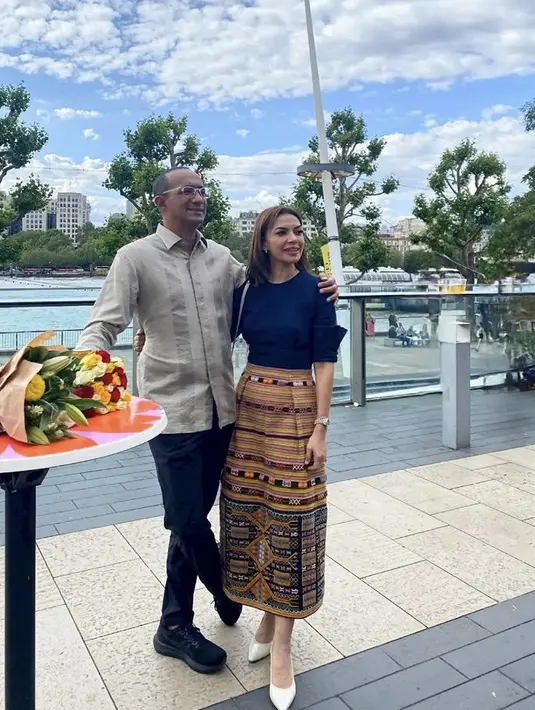 Najwa pun melengkapi penampilannya stiletto kitten heels warna putih. Membuat gaya terlihat sederhana namun elegan. @najwasihab