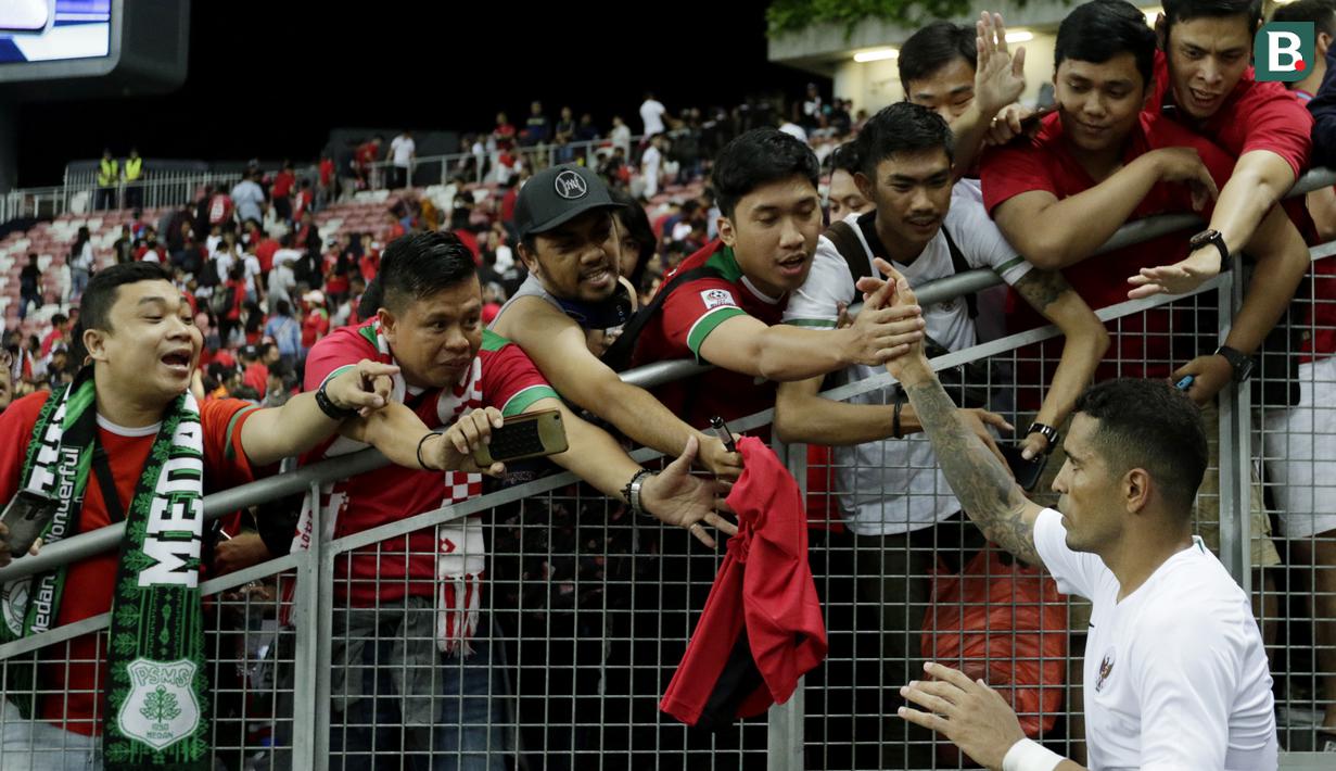 Suporter menyemangati striker Timnas Indonesia, Beto Goncalves, usai dikalahkan Singapura pada laga Piala AFF di Stadion Nasional, Singapura, Jumat (9/11). Singapura menang 1-0 atas Indonesia. (Bola.com/M. Iqbal Ichsan)