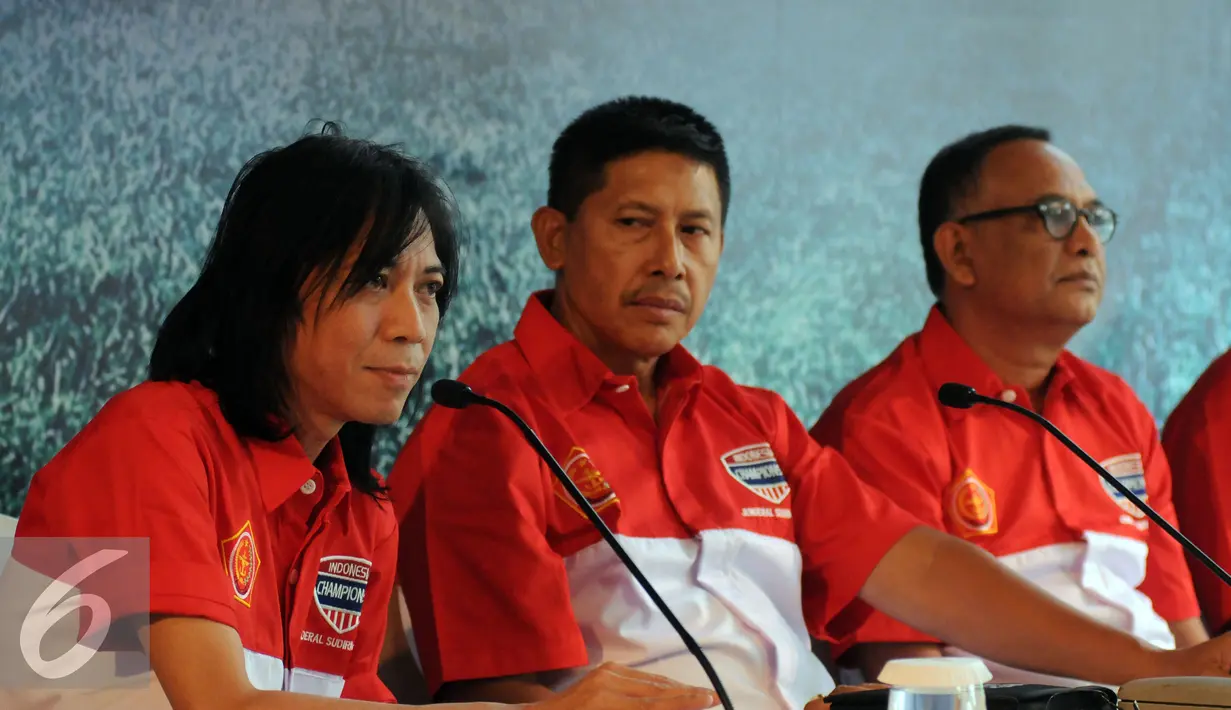 Ketua Pengawas Pertandingan, Abdi Negara (kiri) memberikan keterangan saat jumpa pers di Jakarta, Jumat (6/11/2015). Turnamen akan berlangsung pada 10 November 2015 hingga 24 Januari 2016. (Liputan6.com/Helmi Fithriansyah)