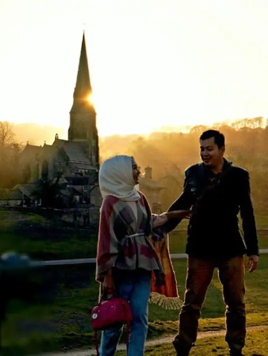 Syarat ketiga yang harus ditepati adalah membebaskan istrinya untuk terus berkarya. Setelah sepakat, keduanya meresmikan hubungannya pada 16 Januari 2011. (Instagram/tito.haris)