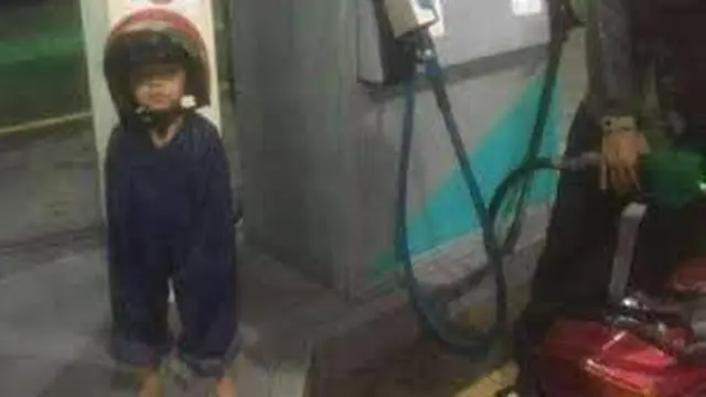 6 Potret Bocah Saat di Pom Bensin Ini Tingkahnya Bikin Senyum