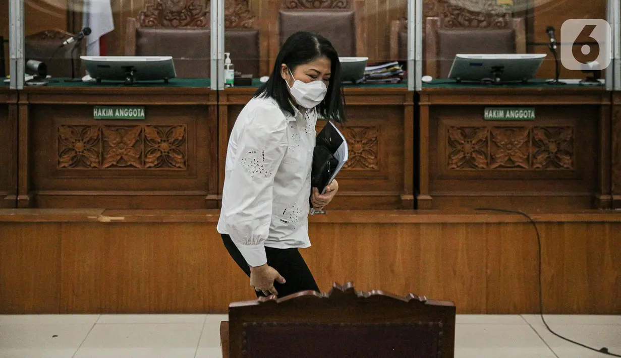 Terdakwa kasus pembunuhan berencana Brigadir Yosua Hutabarat, Putri Candrawathi bersiap menjalani sidang lanjutan di Pengadilan Negeri Jakarta Selatan, Jakarta, Kamis (2/2/2023). Sebagaimana diketahui, pembunuhan itu dilatarbelakangi oleh pernyataan Putri Candrawathi yang mengaku telah dilecehkan oleh Brigadir J di rumah Ferdy Sambo di Magelang, Jawa Tengah, Kamis (7/7/2022). (Liputan6.com/Faizal Fanani)