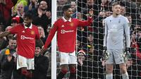 Pemain Manchester United, Marcus Rashford melakukan selebrasi setelah atas gol yang dicetak oleh Fred pada laga leg kedua Semifinal Carabao Cup 2022/2023 melawan Nottingham Forest di Old Trafford, Manchester, Kamis (02/02/2023) WIB. Rashford berhasil membuat dua assist untuk kemenangan 2-0 MU. (AFP/Paul Ellis)