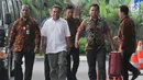 Gubernur Aceh Irwandi Yusuf dengan pengawalan petugas tiba di Gedung KPK, Jakarta, Rabu (4/7). Irwandi hanya melempar senyum dan tak menggubris saat ditanya dugaan suap sekitar Rp500 juta yang dirinya terima. (Merdeka.com/Dwi Narwoko)