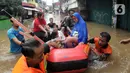 Petugas mengevakuasi warga korban banjir menggunakan perahu karet di kawasan Karet Pasar Baru Barat, Jakarta, Selasa (25/2/2020). Banjir yang terjadi sejak subuh akibat luapan Kanal Banjir Barat tersebut merendam ratusan rumah hingga setinggi dua meter. (merdeka.com/Arie Basuki)