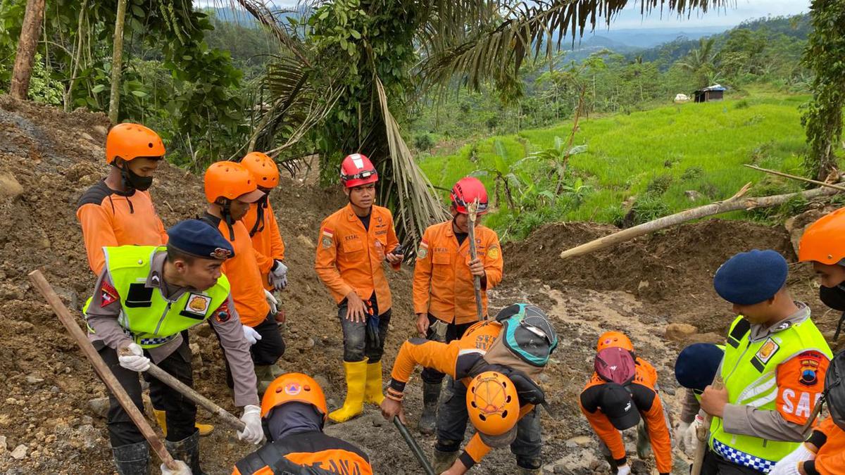 Longsor Banjarnegara: Tim SAR Temukan 2 Jasad Dalam Bayang-Bayang Longsor Susulan