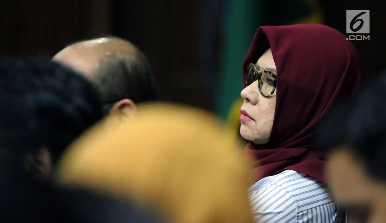 Mantan Dirut PT Pertamina (Persero), Karen Agustiawan saat menjalani sidang lanjutan pemeriksaan saksi-saksi di Pengadilan Tipikor, Jakarta, Kamis (2/5/2019). Sebelumnya, Karen didakwa terlibat dugaan korupsi investasi perusahaan di Blok BMG Australia tahun 2009. (Liputan6.com/Helmi Fithriansyah)