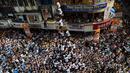 Umat Hindu membentuk piramida manusia selama Festival Janmashtami di Mumbai, India, 24 Agustus 2019. Piramida manusia itu untuk memecahkan pot berisikan suus yang menggangtung di langit-langit rumah supaya bisa diambil isinya. (AP Photo/Rajanish Kakade)