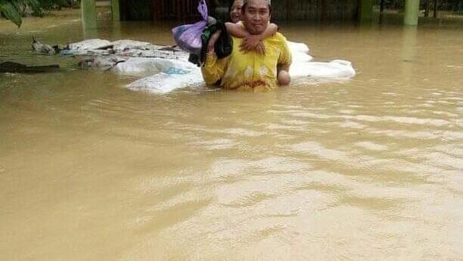 Potret Perjuangan Orang Tua Evakuasi Anaknya Saat Banjir, Bikin Haru. (Sumber: Twitter/cerita0511)
