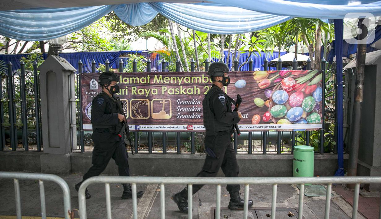 Personel kepolisian bersenjata lengkap melakukan patroli di sekitar Gereja Katedral, Jakarta, Kamis (1/4/2021). Sebanyak 150 personel gabungan TNI, Polri dan Satpol PP melakukan pengamanan jelang rangkaian perayaan Hari Paskah di gereja tersebut. (Liputan6.com/Faizal Fanani)