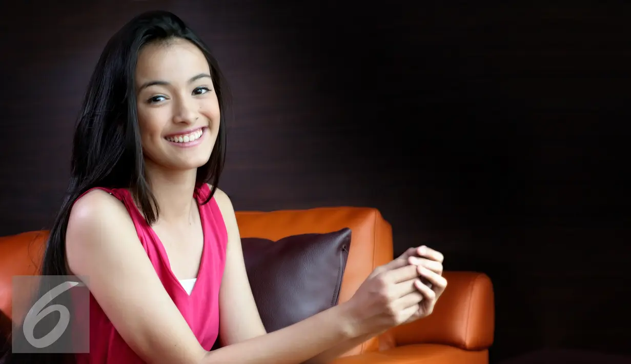 Mawar Eva de Jongh berpose saat melakukan sesi pemotretan dengan Liputan6.com di Jakarta (9/11). Mawar juga diberikan penghargaan sebagai Miss Best Hair, Miss Social Media Darling dan Favorite. (Liputan6.com/Yudha Gunawan)