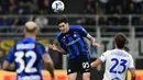 Bek Inter Milan, Alessandro Bastoni (tengah) meyundul bola saat menghadapi Sampdoria pada laga Liga Italia 2022/2023 di San Siro Stadium, Milan (29/10/2022). Alessandro Bastoni yang baru berusia 23 tahun kini mempunyai nilai pasar sebesar 55 juta euro atau setara Rp888 miliar. (AFP/Miguel Medina)