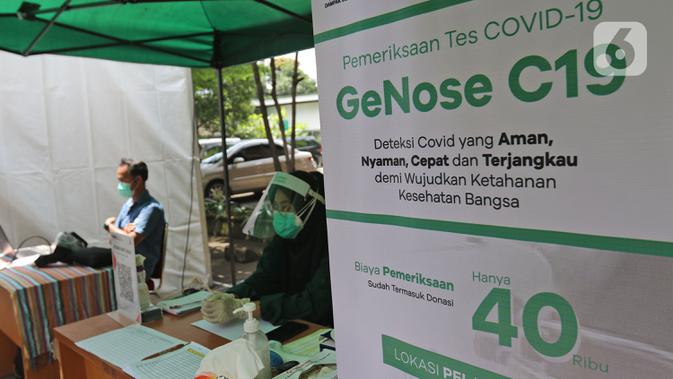 Petugas medis berjaga saat saat peluncuran Layanan GeNose C-19 di Kantor Dompet Dhuafa, Jakarta, Selasa (9/3/2021).  Layanan  pemeriksaan tes Covid-19 dibuka untuk umum dengan tarif Rp 40.000 yang sudah termasuk donasi untuk kaum dhuafa. (Liputan6.com/Herman Zakharia)