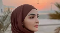 Banyak penggemar yang menyebut Ashanty terlihat memesona saat mengenakan hijab. Ia tampak cantik dan meneduhkan. [Foto: instagram.com/ashanty_ash]