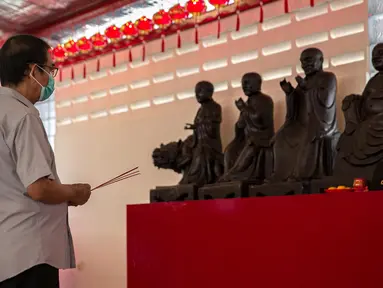 Warga bersembahyang di Vihara Dharma Bakti yang baru di kawasan Glodok, Jakarta, (1/2/2021). Vihara Dharma Bakti tidak menyelenggarakan ibadah pada malam tahun baru China 11 Februari 2021 mendatang. (Liputan6.com/Faizal Fanani)